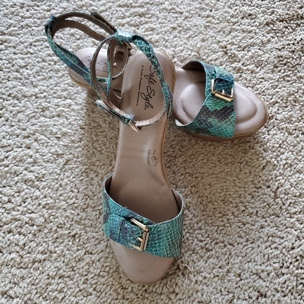 NWOT Soft Style Blue Sandals - Size 8